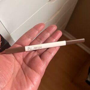 New, FLOWER Beauty The Skinny Microbrow Pencil color :
Medium Brown light brown.